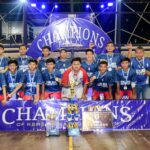 Foto: Tim Futsal SMAN 1 Kedungdung berfoto bersama trofi, medali, dan papan hadiah setelah meraih Juara 1 KBMS Unesa Futsal Competition Vol. VI 2026 di Surabaya. (doc.ist)