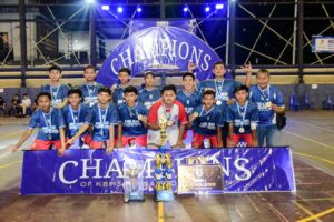 Foto: Tim Futsal SMAN 1 Kedungdung berfoto bersama trofi, medali, dan papan hadiah setelah meraih Juara 1 KBMS Unesa Futsal Competition Vol. VI 2026 di Surabaya. (doc.ist)