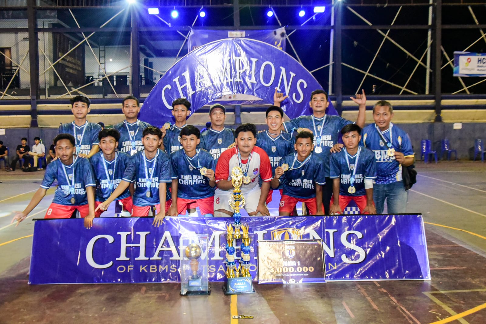 Foto: Tim Futsal SMAN 1 Kedungdung berfoto bersama trofi, medali, dan papan hadiah setelah meraih Juara 1 KBMS Unesa Futsal Competition Vol. VI 2026 di Surabaya. (doc.ist)