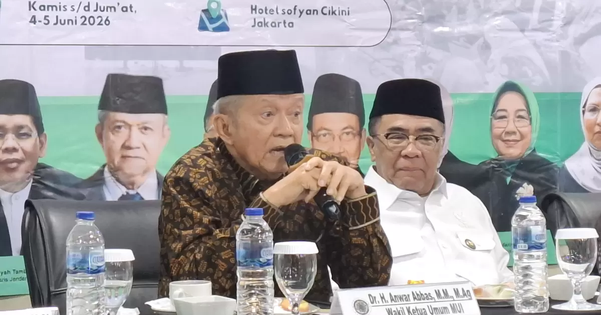 Wakil Ketua Umum MUI, Buya Anwar Abbas, mengaitkan kepercayaan publik terhadap perbankan dengan risiko penarikan dana secara massal atau rush money. (Dok. Mui.or.id)