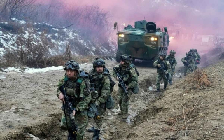 Tentara Angkatan Darat AS berbaris saat latihan militer gabungan Korea Selatan dan Amerika Serikat di Paju, Korea Selatan, Jumat, 13 Januari 2023. (Foto: AP)