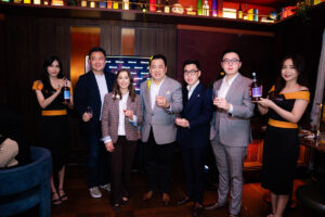 Jajaran perwakilan The GlenAllachie dan mitra lokal berfoto bersama dalam acara grand launch di The Concierge Bar, Jakarta, menandai debut perdana brand ini di Indonesia. (Foto: Dok. The GlenAllachie Indonesia)