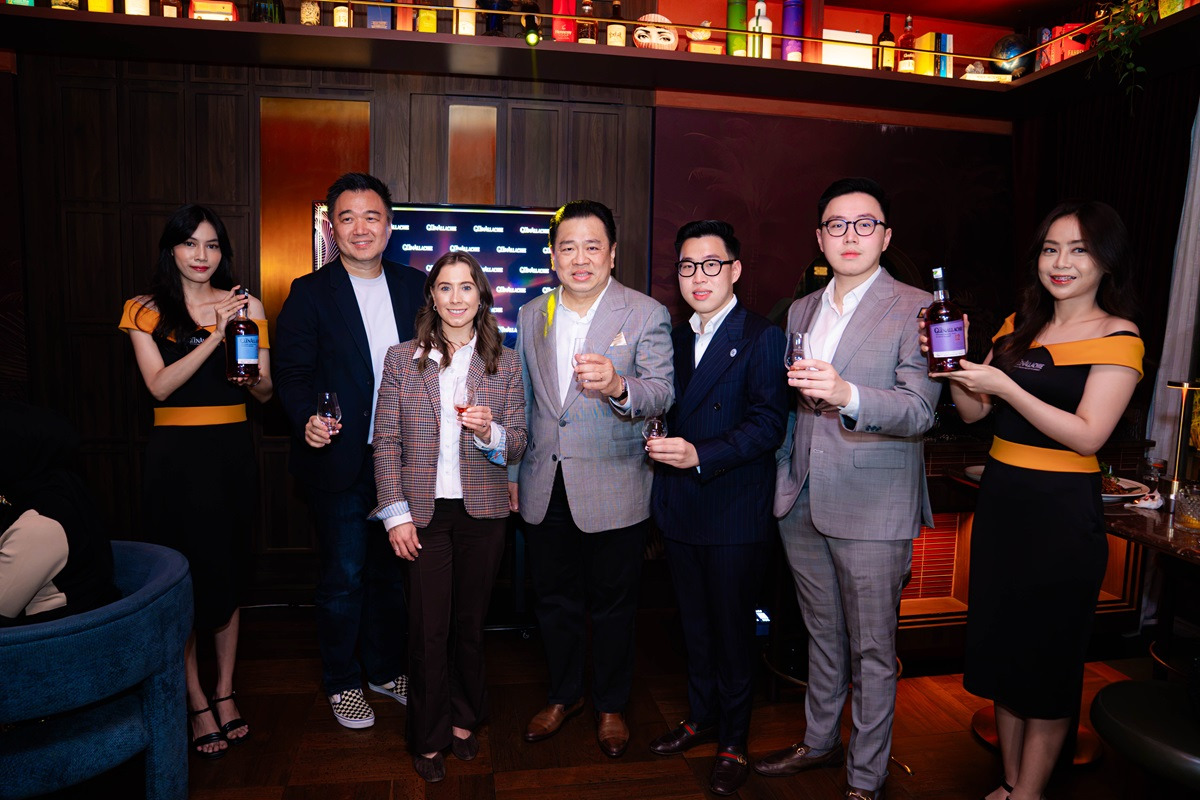 Jajaran perwakilan The GlenAllachie dan mitra lokal berfoto bersama dalam acara grand launch di The Concierge Bar, Jakarta, menandai debut perdana brand ini di Indonesia. (Foto: Dok. The GlenAllachie Indonesia)